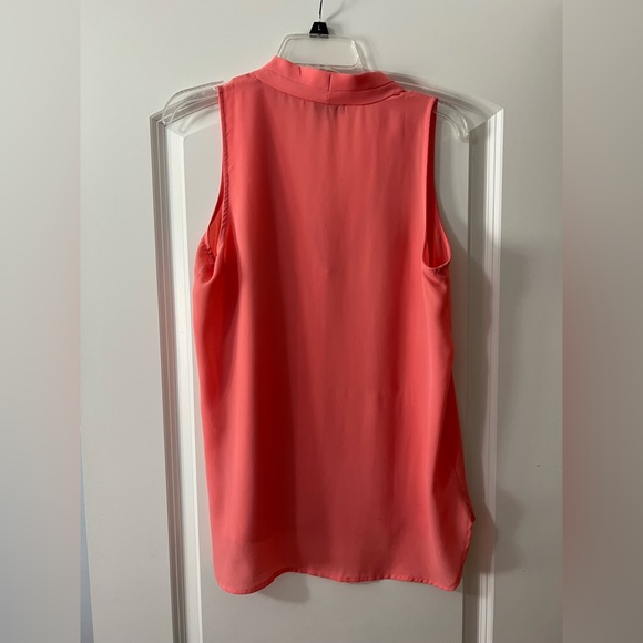 Vince Camuto V-Neck Sleeveless Blouse Size Medium - Picture 3 of 6